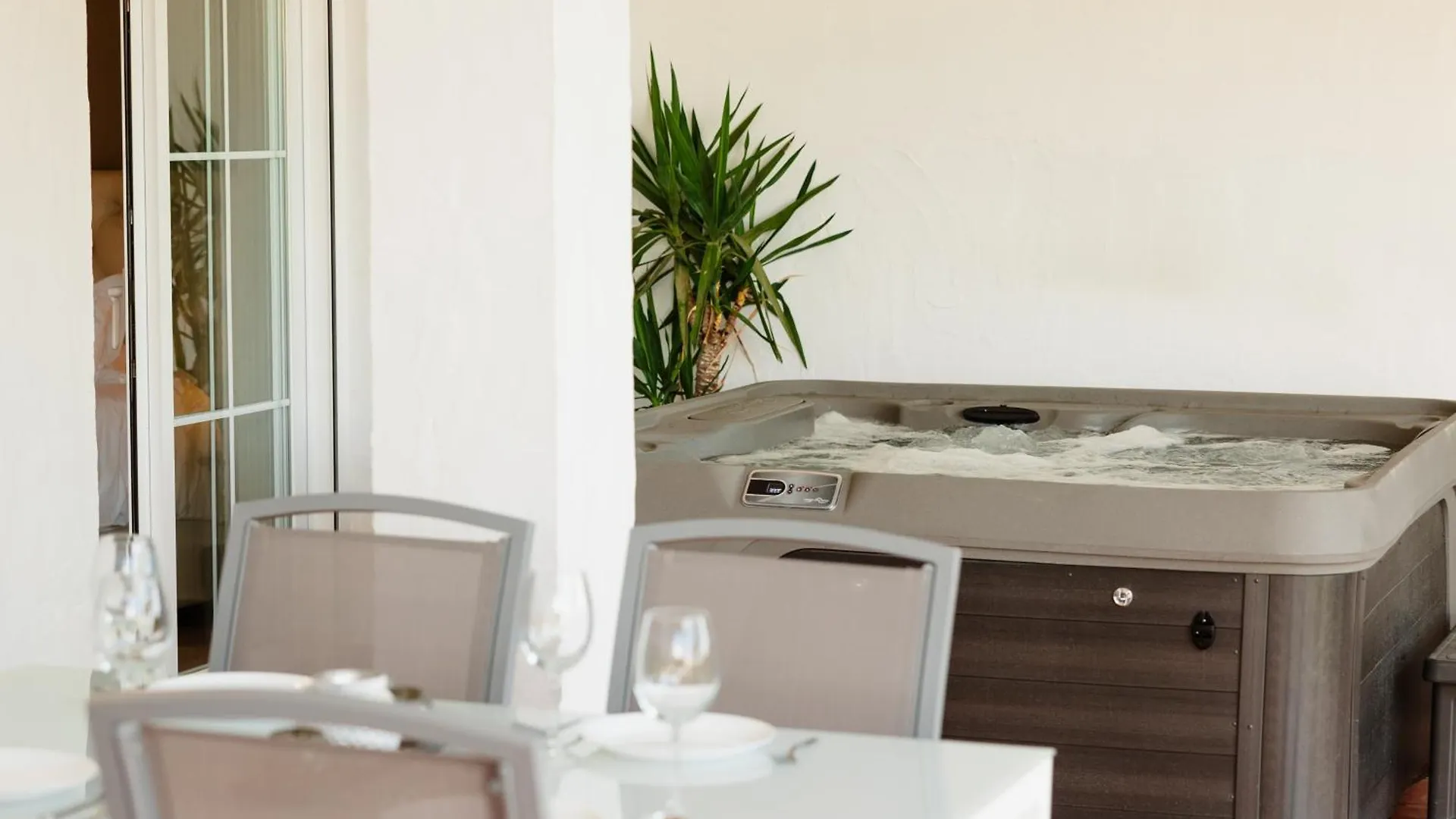 Sea View Apartment With Private Garden And Jacuzzi In Balcones Del Lago, Istan El Ángel