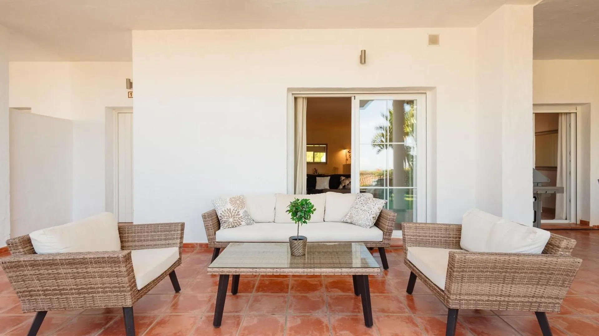 Sea View Apartment With Private Garden And Jacuzzi In Balcones Del Lago, Istan El Ángel