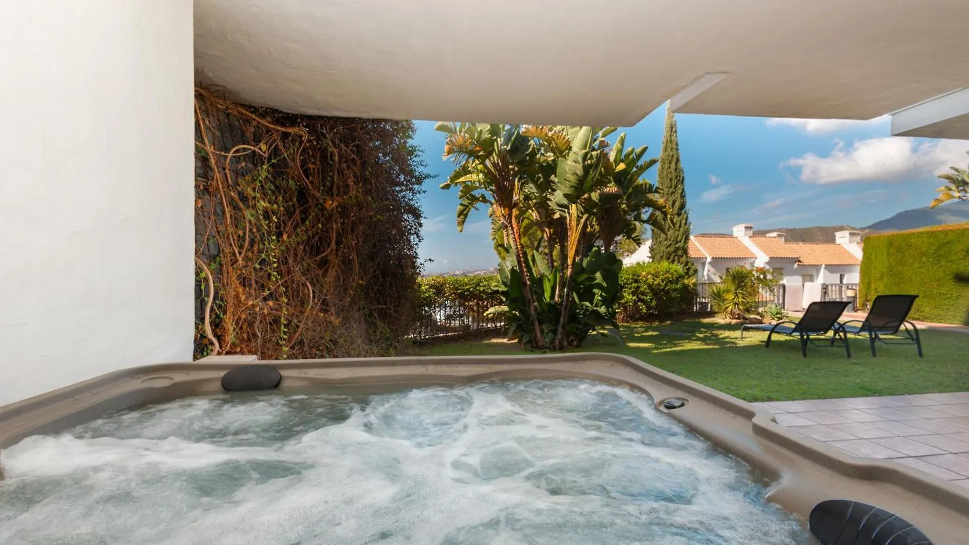 Sea View Apartment With Private Garden And Jacuzzi In Balcones Del Lago, Istan El Ángel