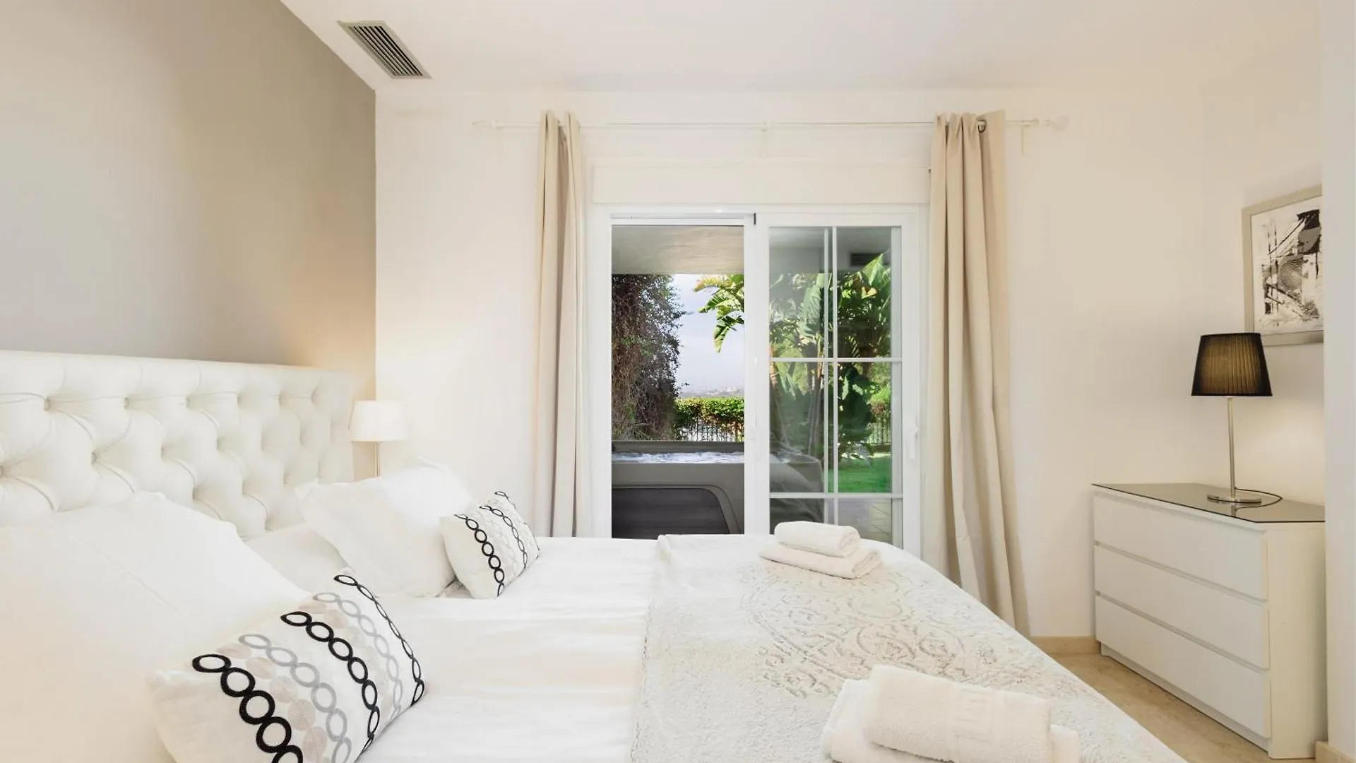 Sea View Apartment With Private Garden And Jacuzzi In Balcones Del Lago, Istan El Angel